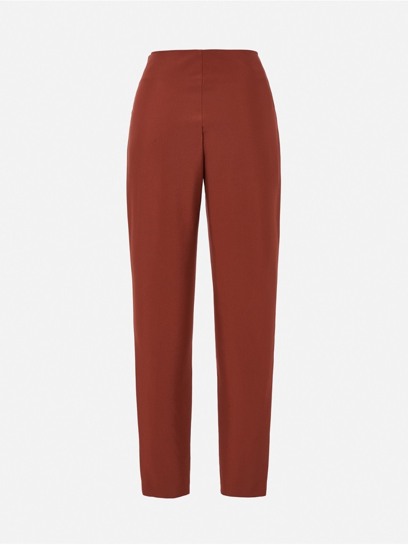Calça de cintura subida e perneira justa