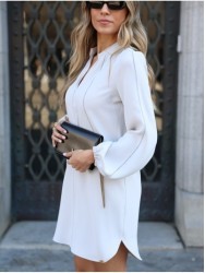 Vestido curto com detalhe de mangas abalonadas