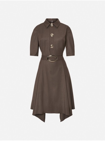 Vestido com colarinho de abas e detalhes dourados