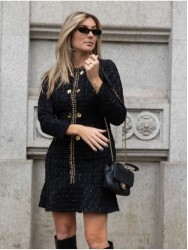 Vestido com pormenor de botões metálicos