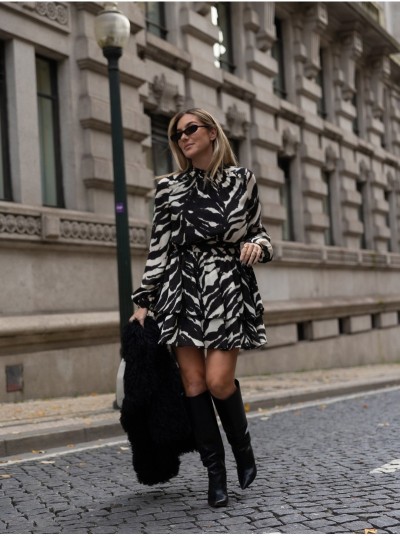 Vestido estampado com mini folho na gola