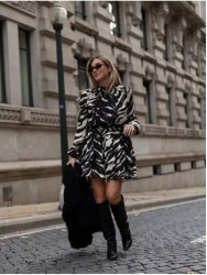 Vestido estampado com mini folho na gola
