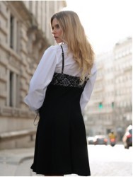 Blusa lisa com colarinho de abas