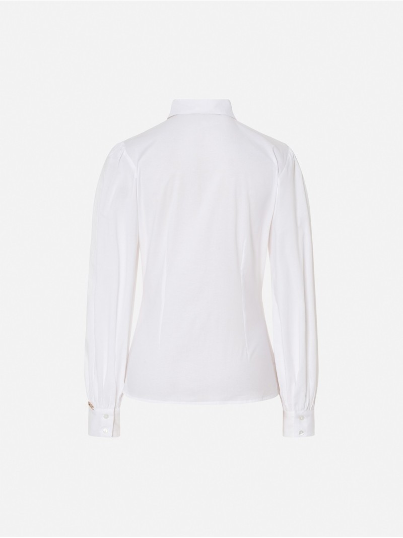 Blusa lisa com colarinho de abas