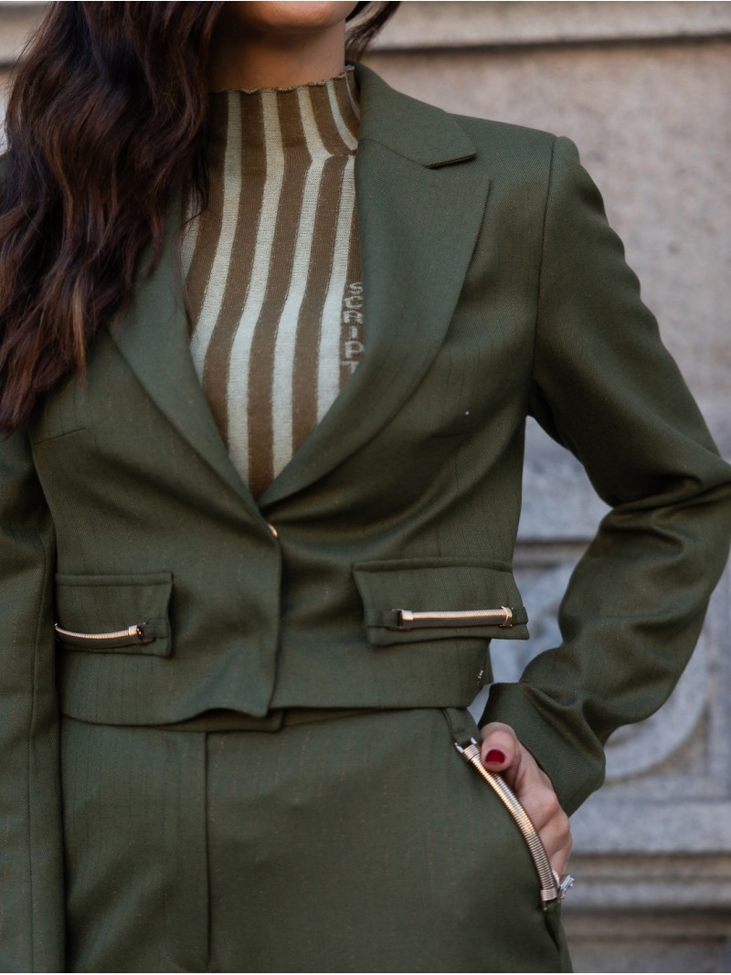 Blazer curto com colarinho de abas