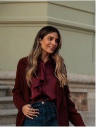 Blusa lisa com detalhe de folho