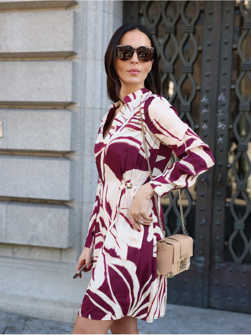 Vestido curto estampado com molas metálicas