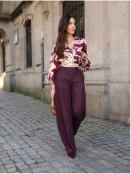Blusa estampada com decote em V e manga abalonada