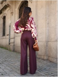 Blusa estampada com decote em V e manga abalonada