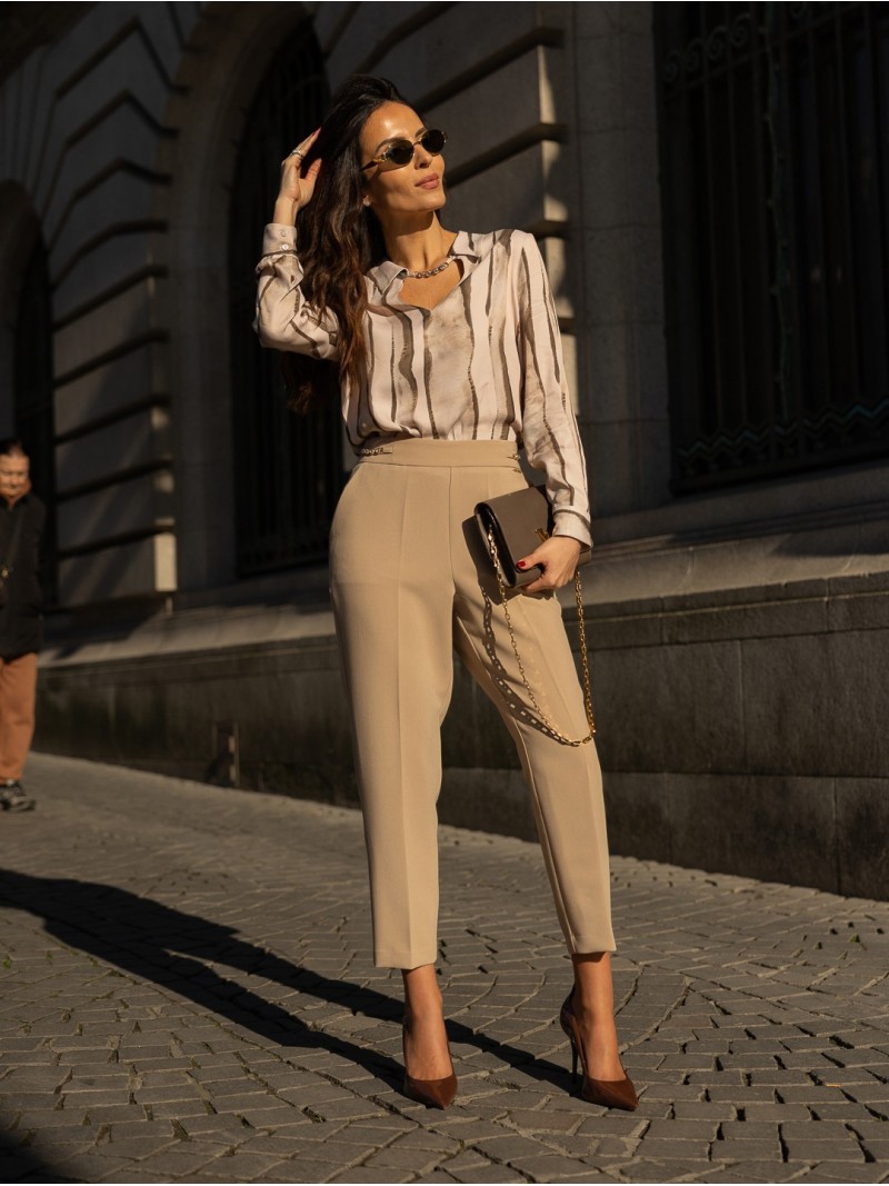 Blusa estampada com pormenor metálico no decote