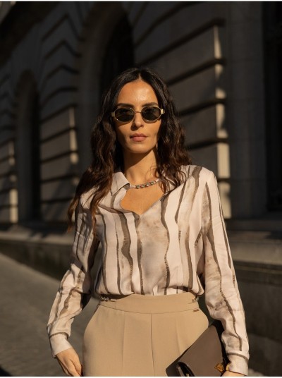 Blusa estampada com pormenor metálico no decote