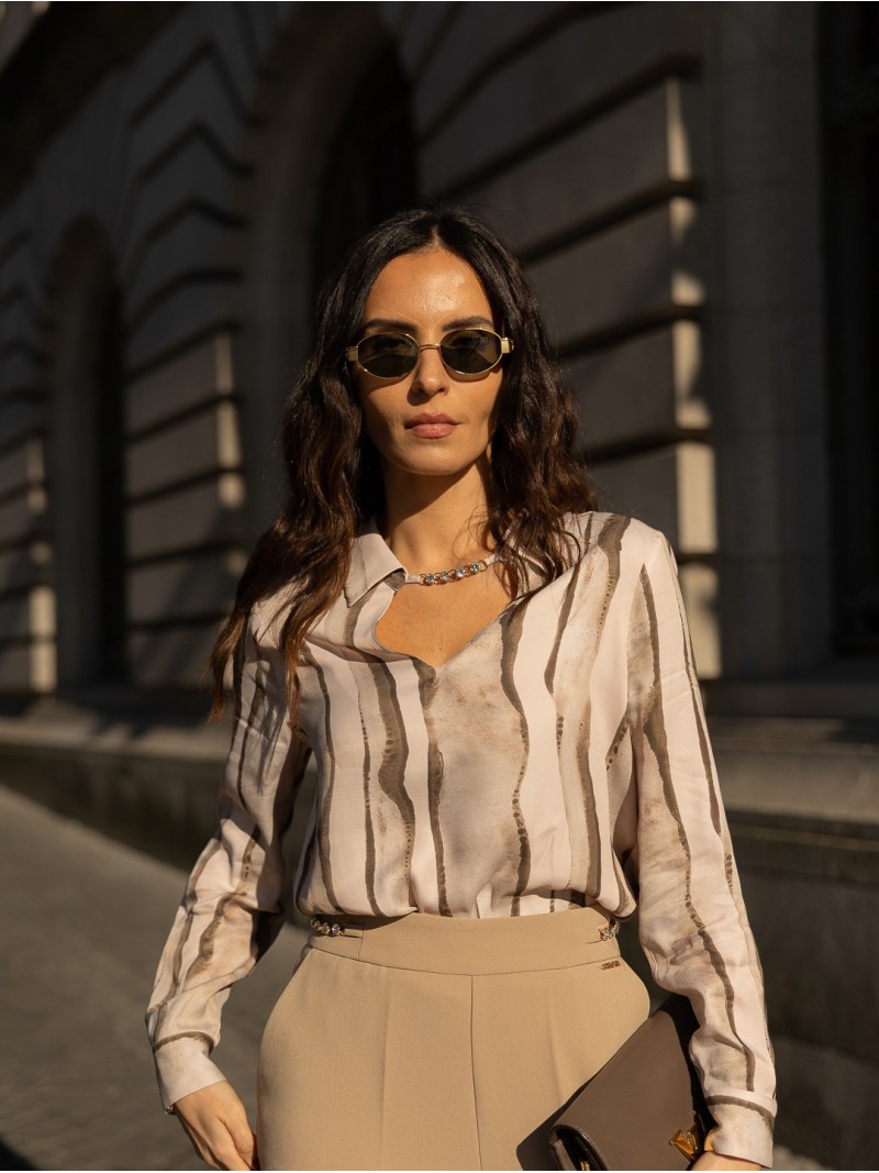Blusa estampada com pormenor metálico no decote