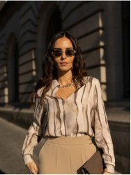 Blusa estampada com pormenor metálico no decote