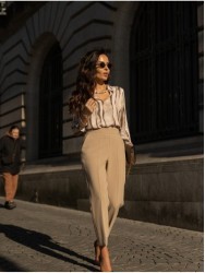 Blusa estampada com pormenor metálico no decote