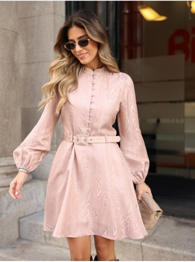 Vestido estampado com cinto e mangas abalonadas