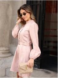 Vestido estampado com cinto e mangas abalonadas