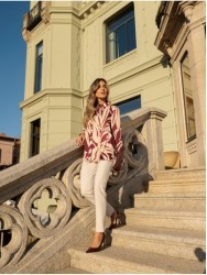 Calça de cintura subida e detalhe metálico