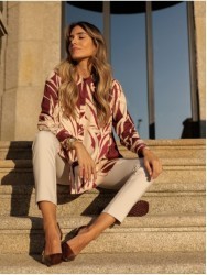 Calça de cintura subida e detalhe metálico