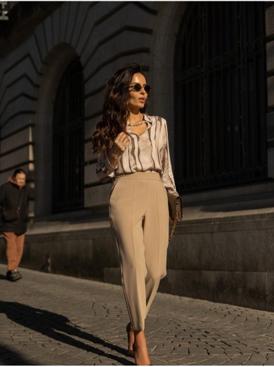 Calça de cintura subida e detalhe metálico