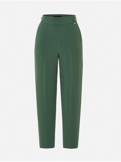 Calça de cintura subida e detalhe metálico