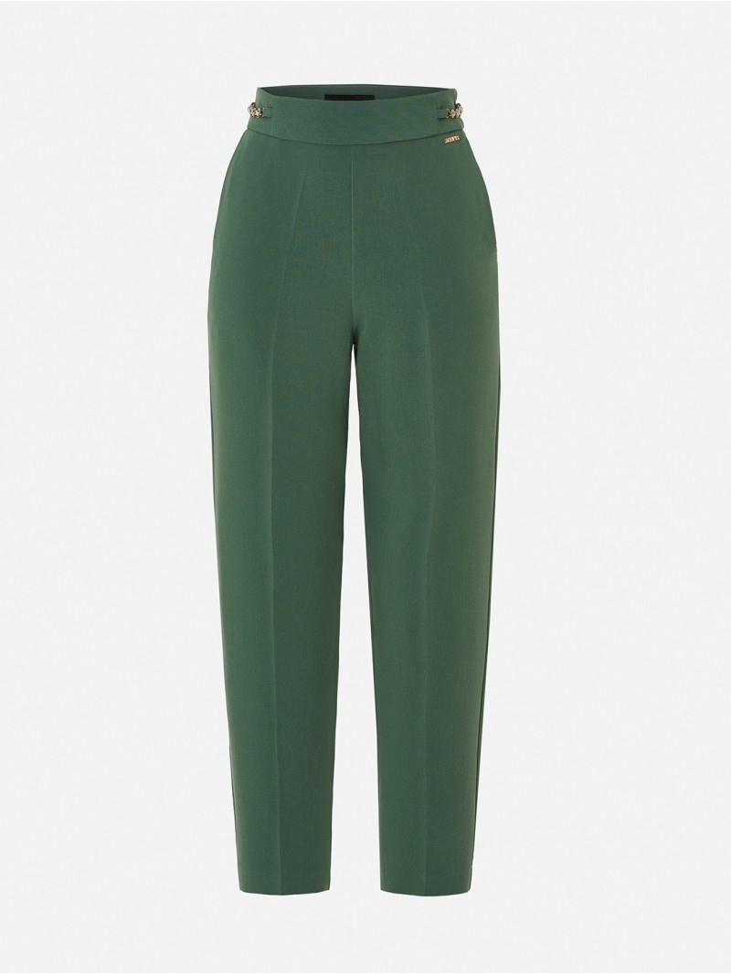 Calça de cintura subida e detalhe metálico