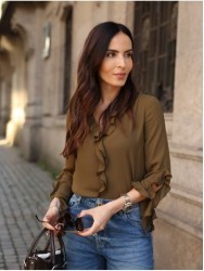 Blusa com detalhe de folhos