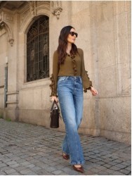 Blusa com detalhe de folhos