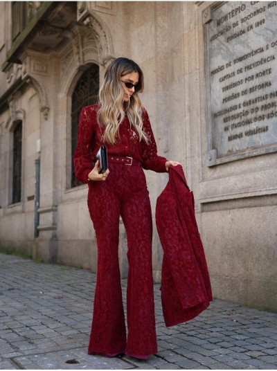 Blusa em renda com botões à cor