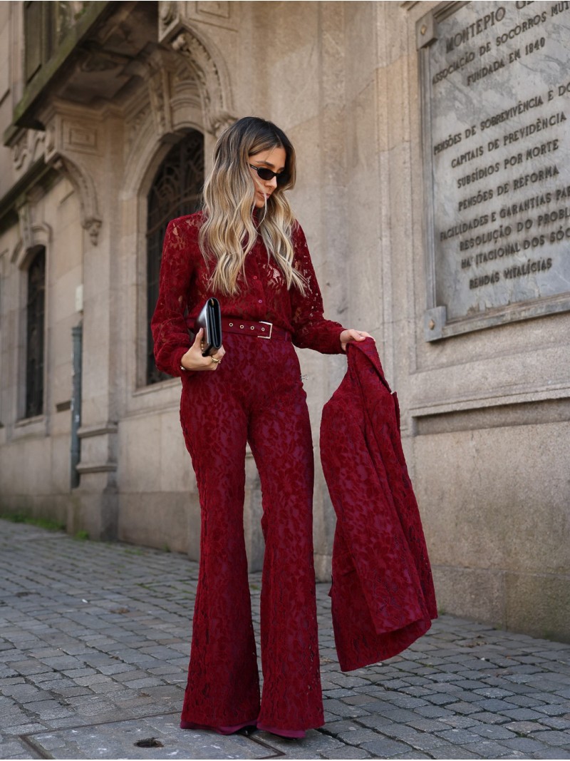 Blusa em renda com botões à cor