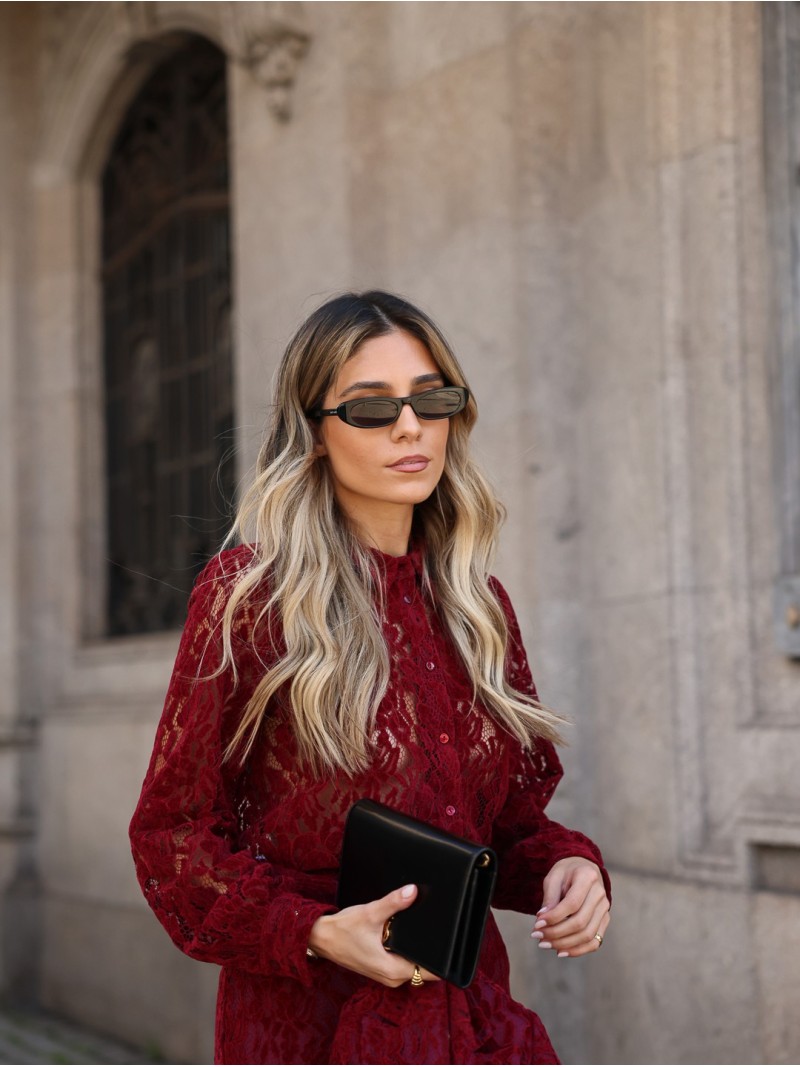 Blusa em renda com botões à cor