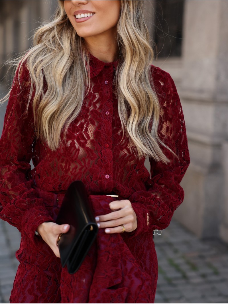 Blusa em renda com botões à cor
