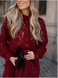 Blusa em renda com botões à cor