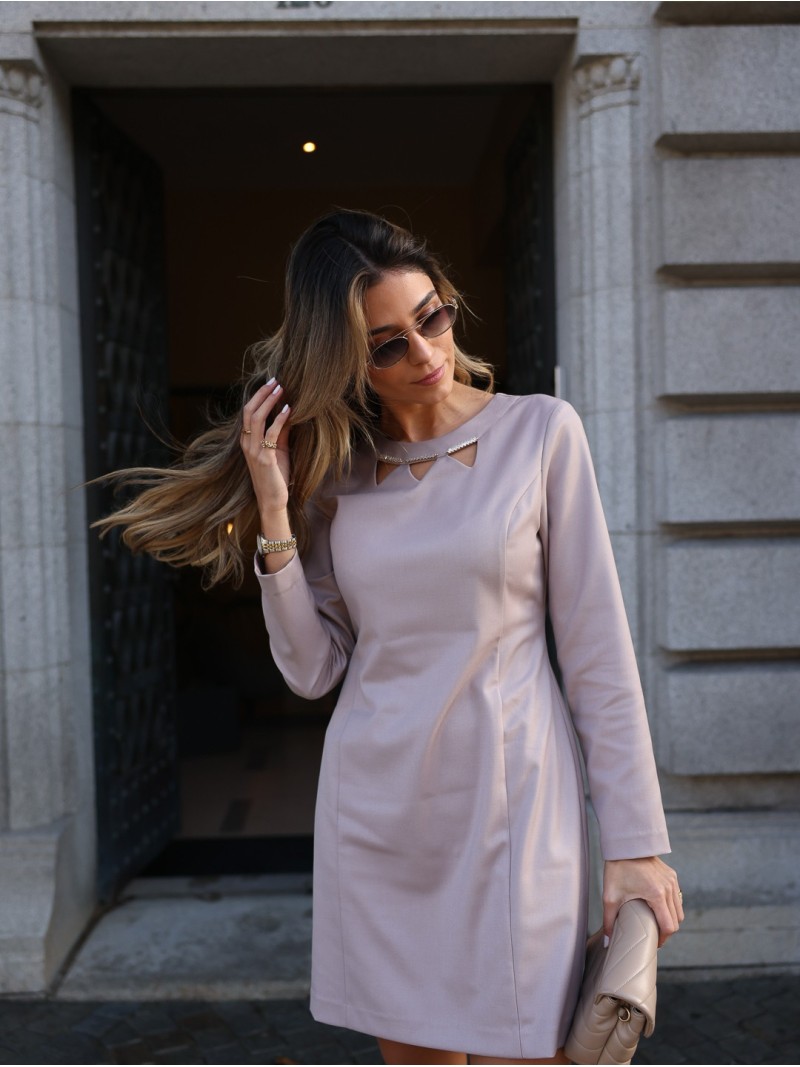 Vestido curto com pormenores metalicos