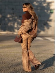 Calça estampada com corte boca de sino