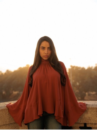 Blusa lisa fluída com folhos