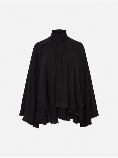 Blusa lisa fluída com folhos