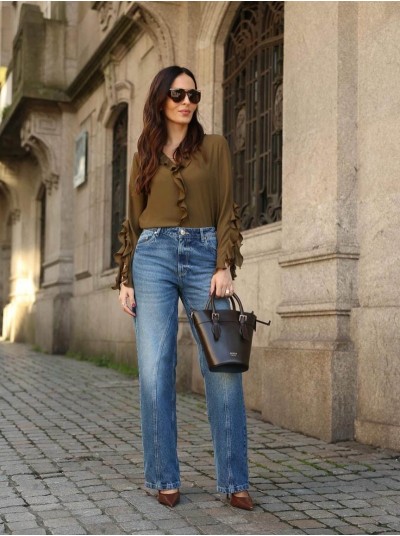 Calça de ganga com detalhe de costura 