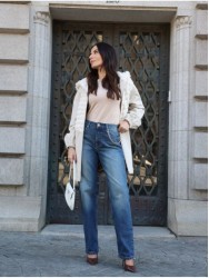 Calça de ganga com detalhe de corrente