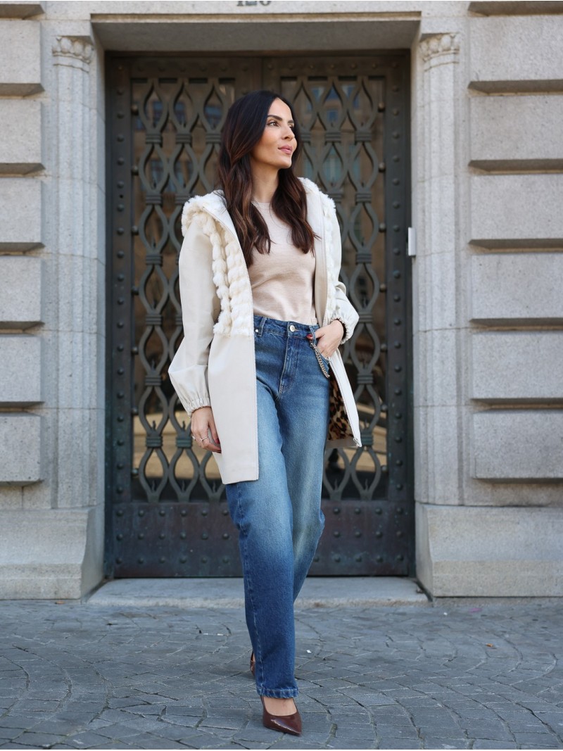 Calça de ganga com detalhe de corrente