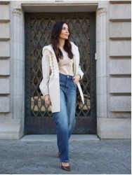 Calça de ganga com detalhe de corrente