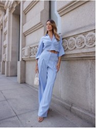 Trousers with a fluid fit and pleat details