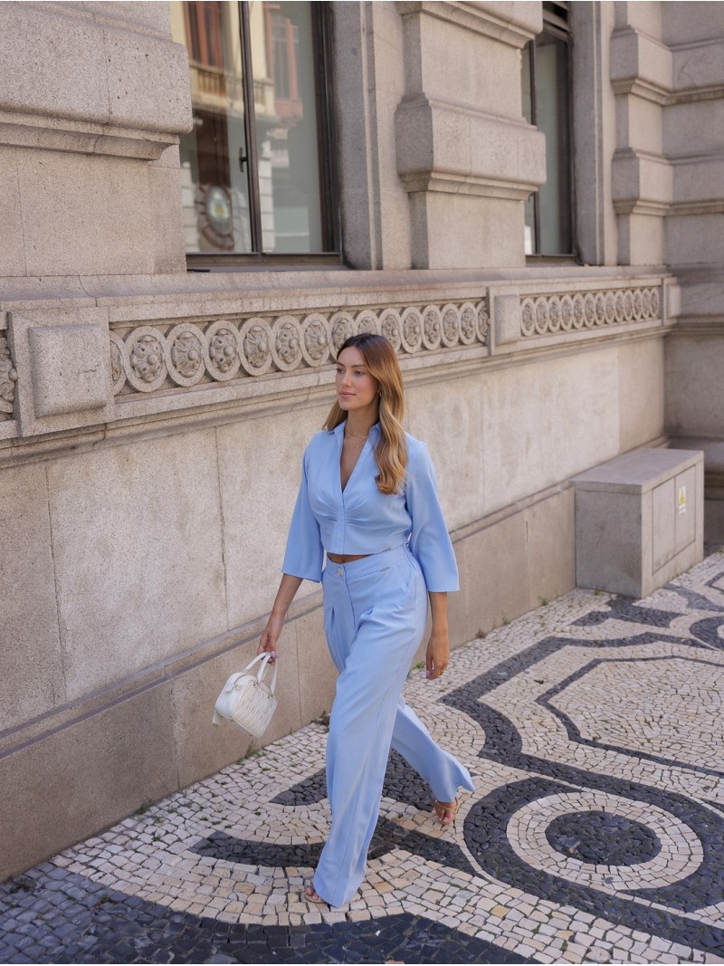 Trousers with a fluid fit and pleat details