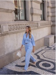 Trousers with a fluid fit and pleat details