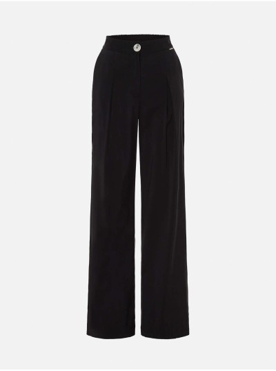 Trousers with a fluid fit and pleat details