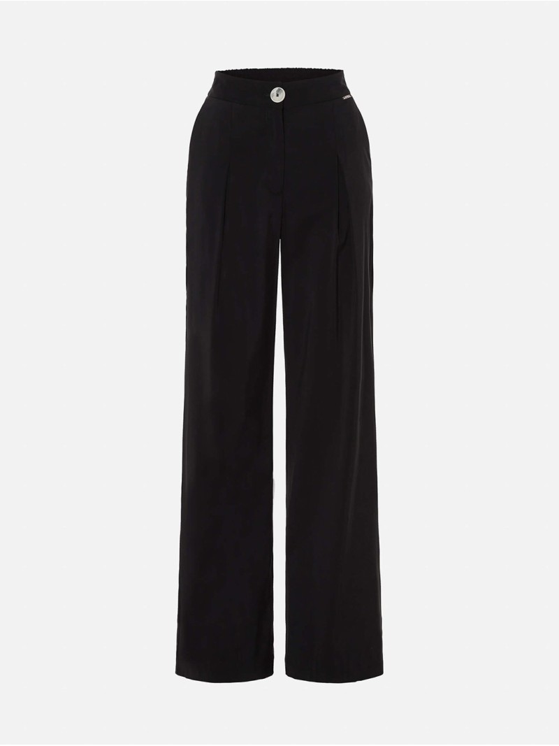 Trousers with a fluid fit and pleat details