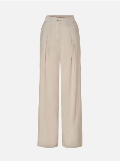 Trousers with a fluid fit and pleat details
