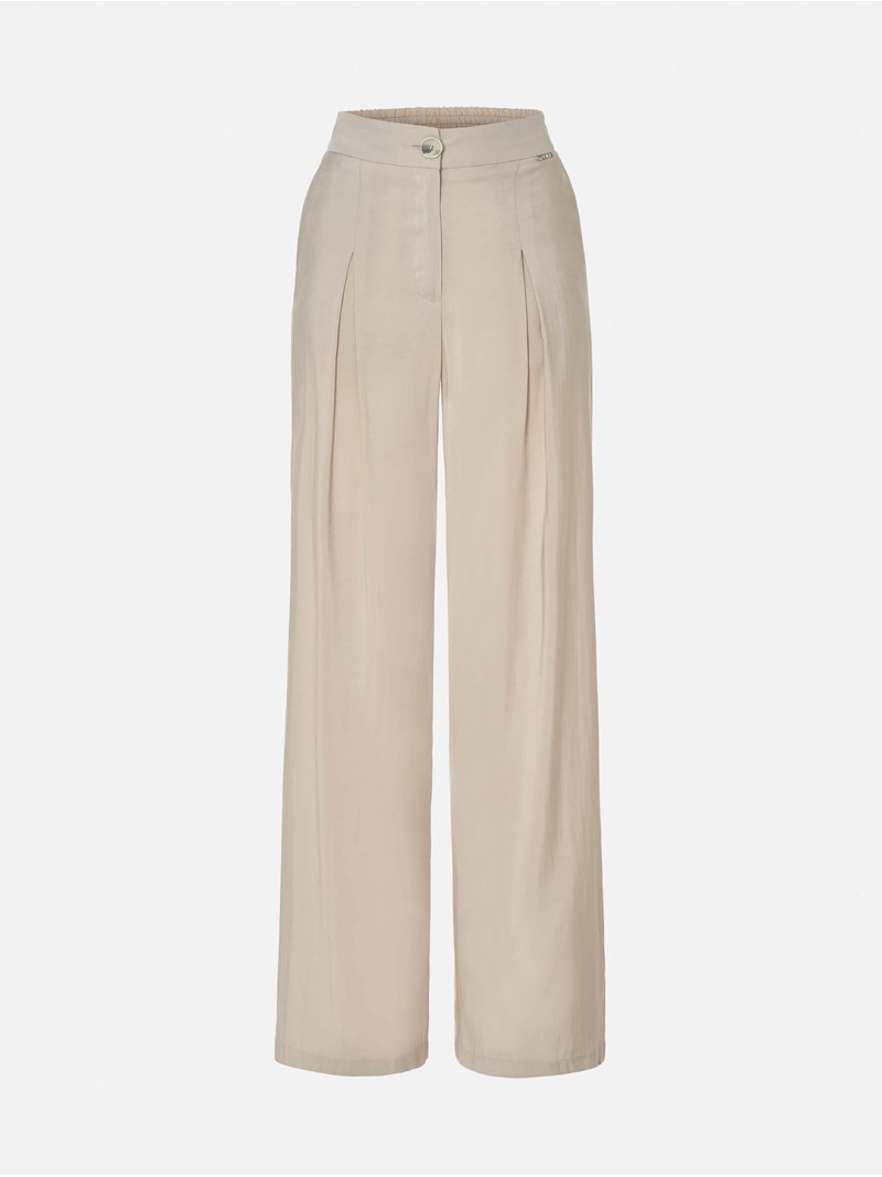 Trousers with a fluid fit and pleat details