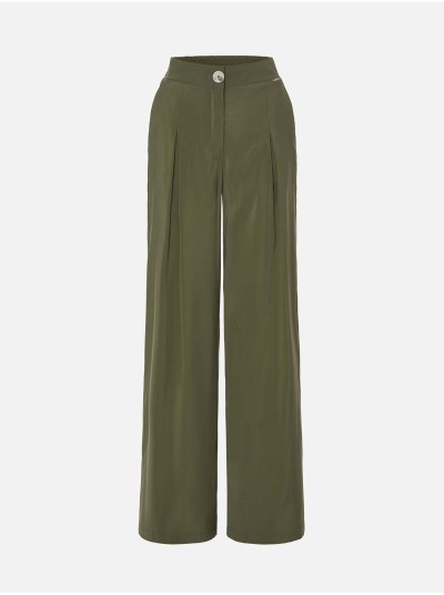 Calça com corte fluído e detalhe de pregas
