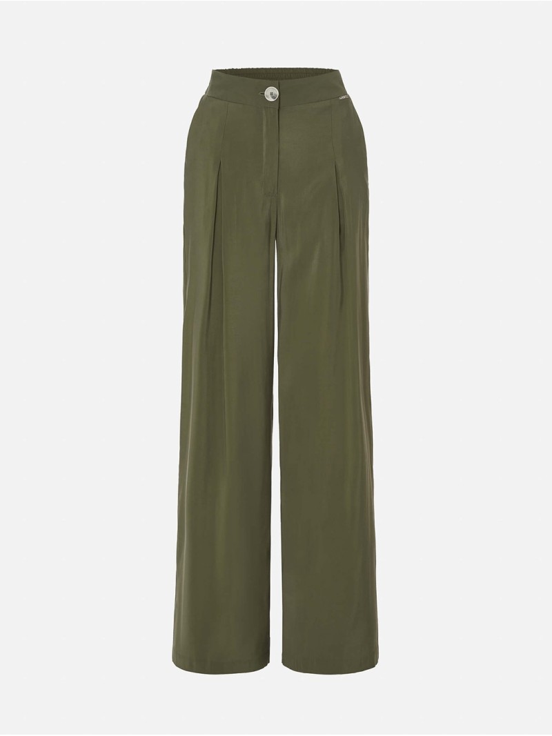 Trousers with a fluid fit and pleat details