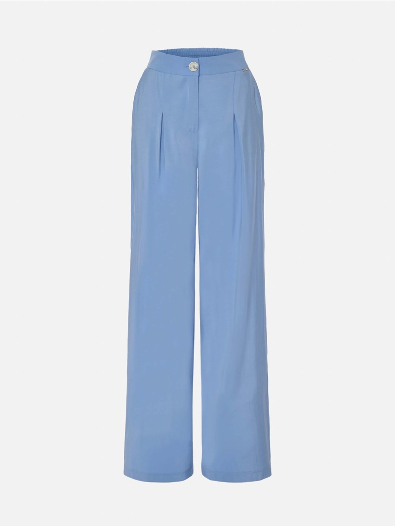 Trousers with a fluid fit and pleat details